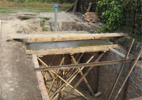 яма с конструкцией и арматурной сеткой
