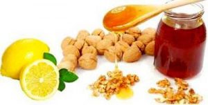 Витаминная смесь меда, орехов и лимона
